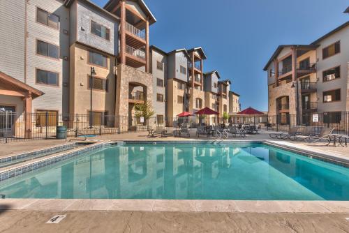 Silverado King Hotel Room by Canyons Village Rentals Main image 2